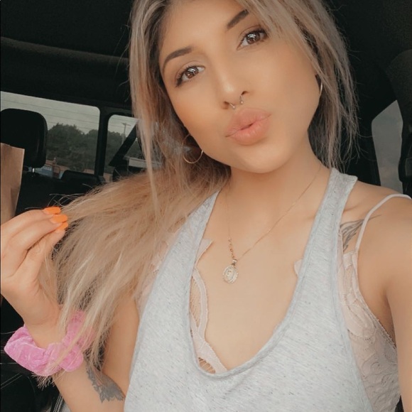 Meet your Posher, Olivia - Picture 2 of 3